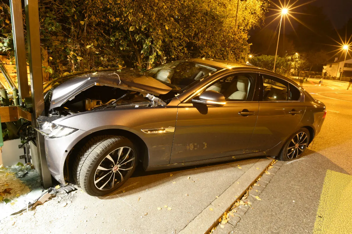 Riehen BS - Autofahrer kollidiert mit Wartehäuschen