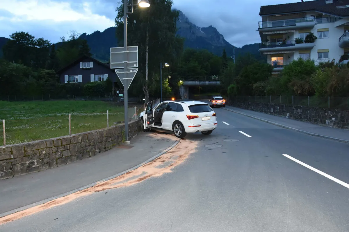 Hergiswil NW - Alkoholisierte Autofahrerin prallt in Mauer