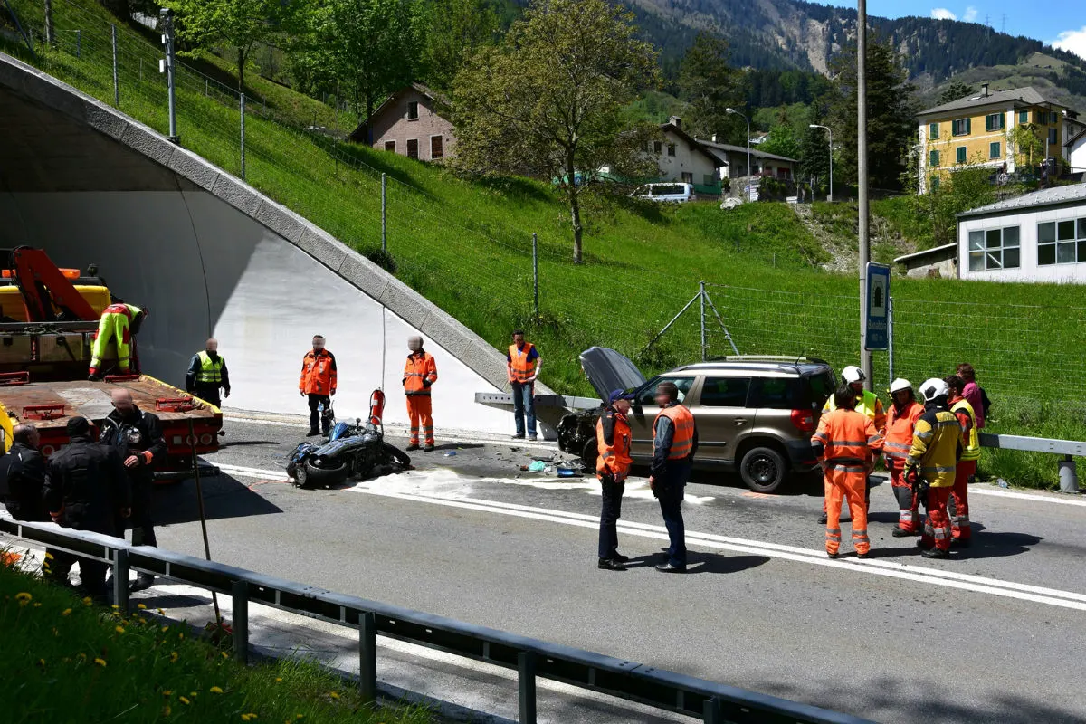 Mesocco GR - Motorradlenker prallt in Auto