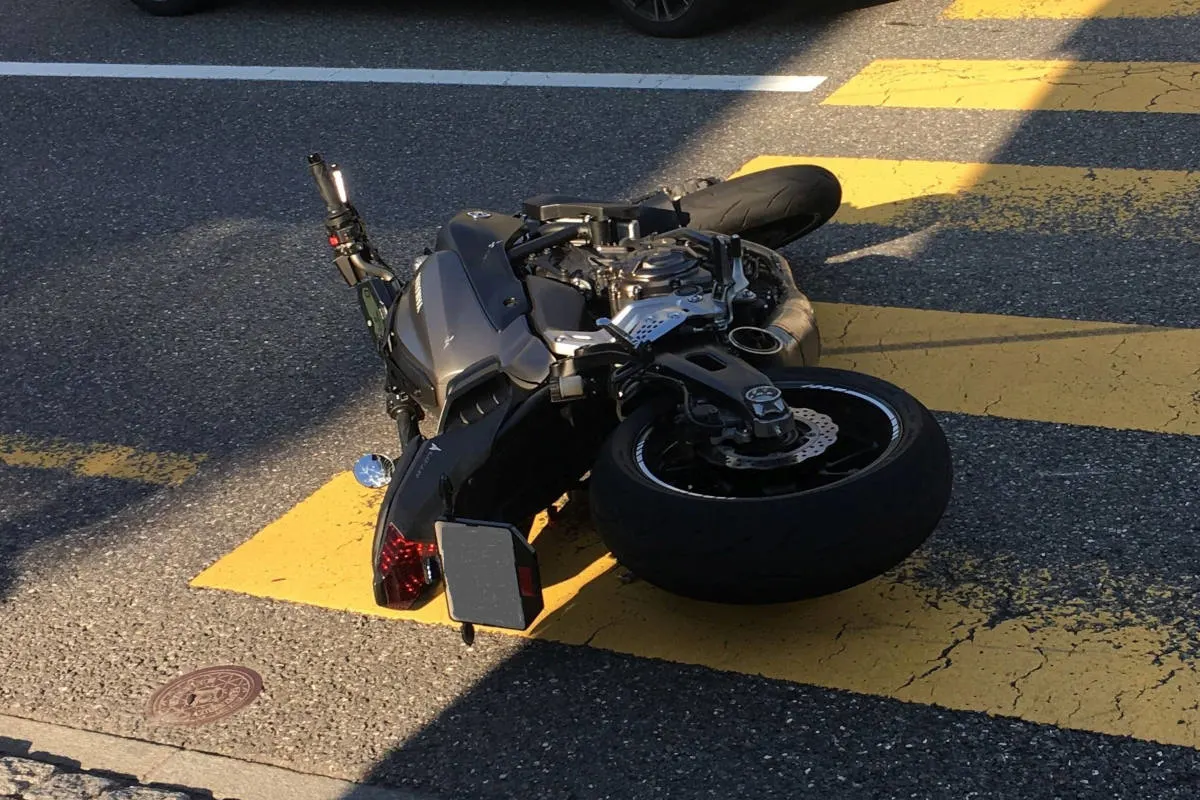 Näfels GL - Verkehrsunfall zwischen Motorrad und Auto