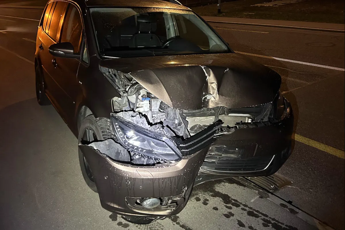Mellingen AG –  Mit Auto alkoholisiert gegen Strassenlampe geprallt