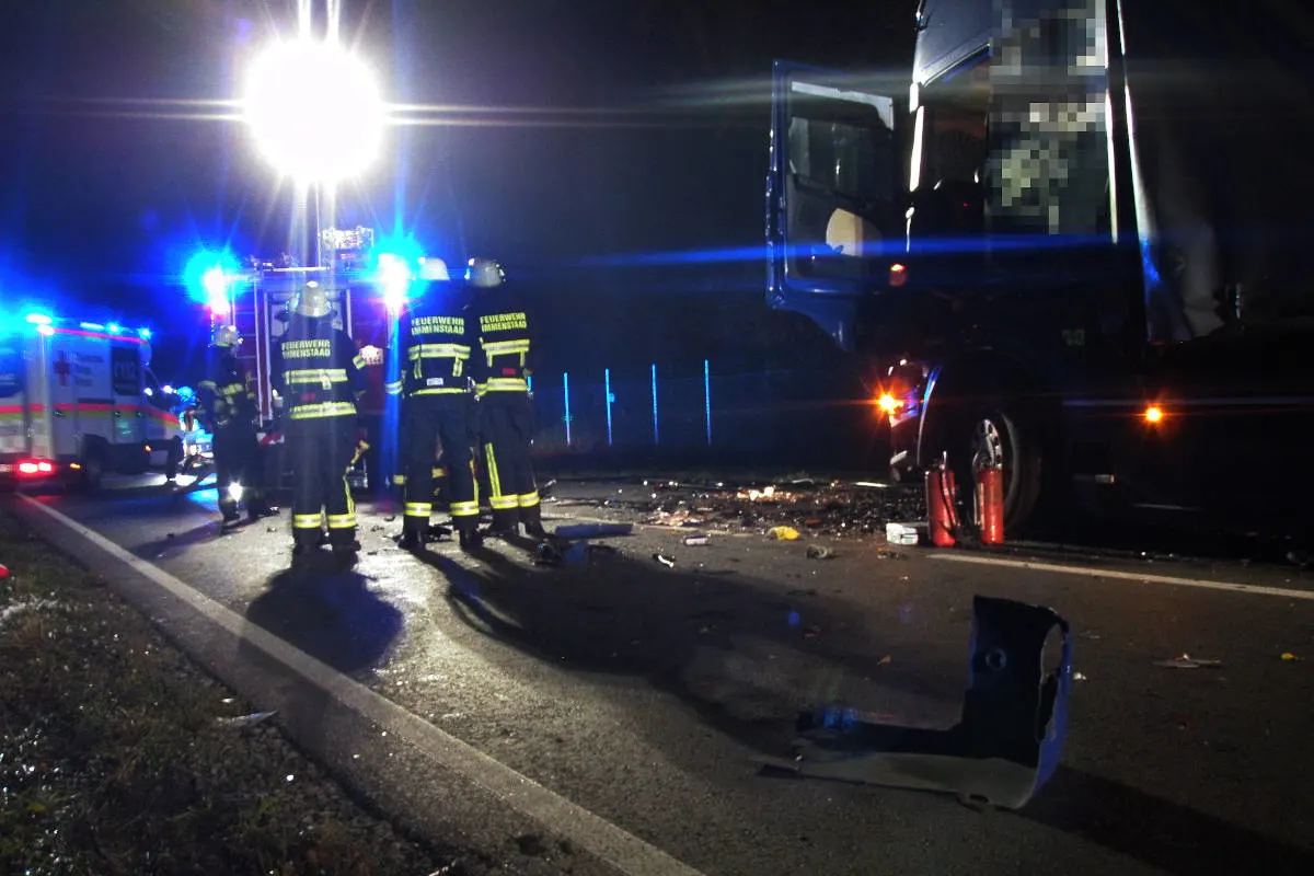 Unfall bei Immenstaad – Schwerer Verkehrsunfall zwischen PKW und LKW fordert zwei Todesopfer
