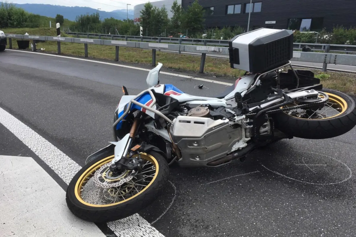 Risch ZG  - Töfffahrer bei Selbstunfall verletzt