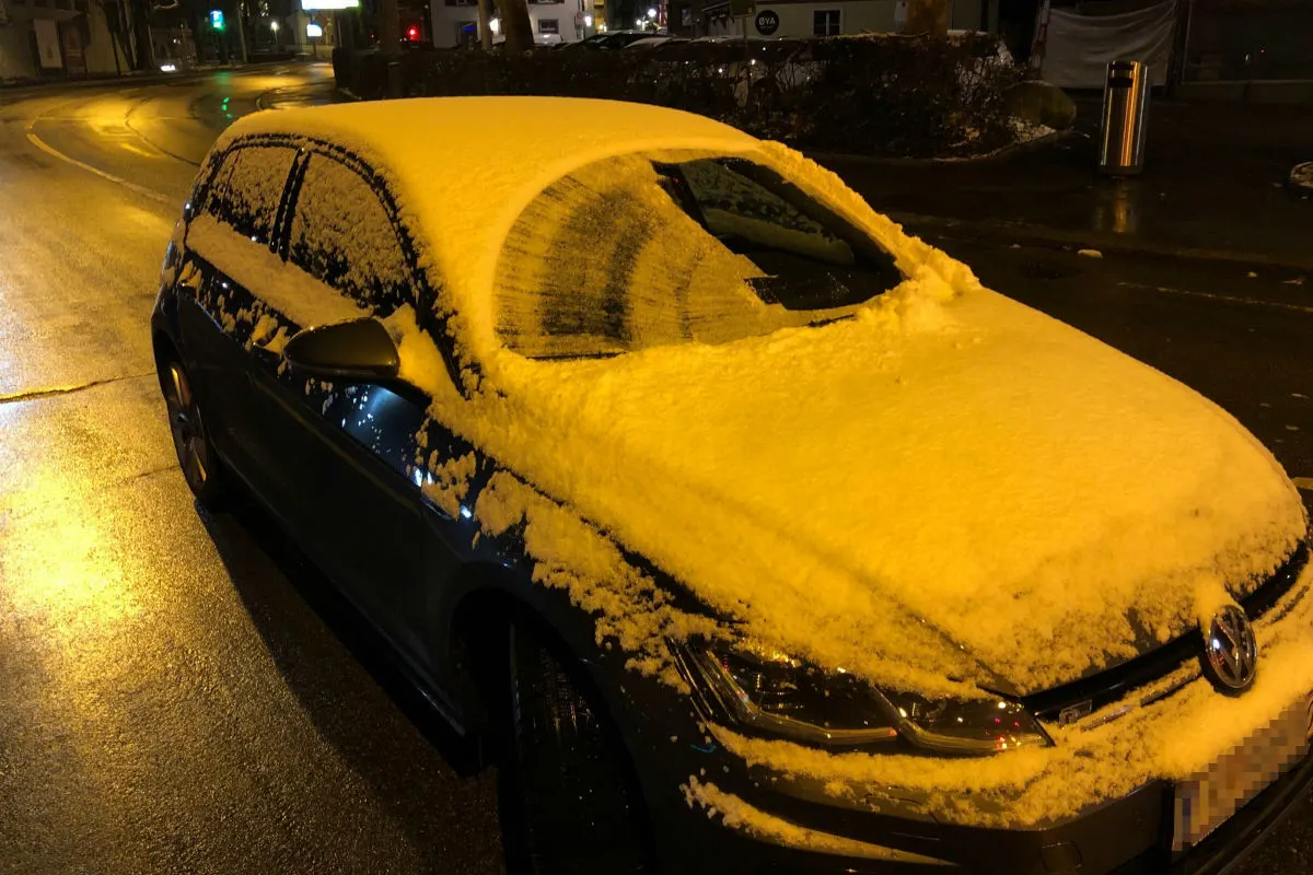 St. Gallen SG - Mit schneebedeckten Front- und Seitenscheiben unterwegs