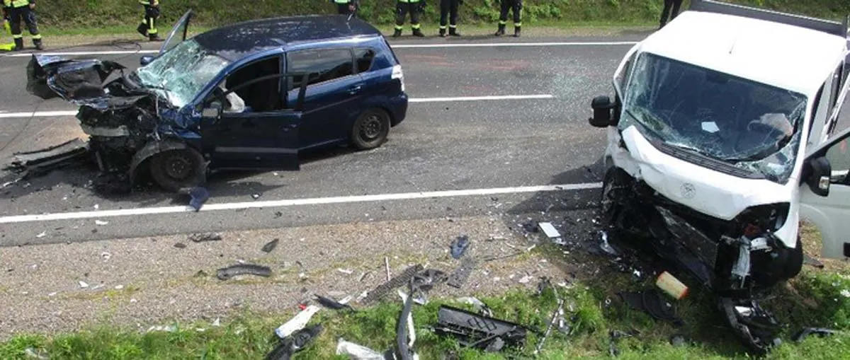 Saalfeld - Zwei schwer Verletzte nach heftigem Frontalcrash