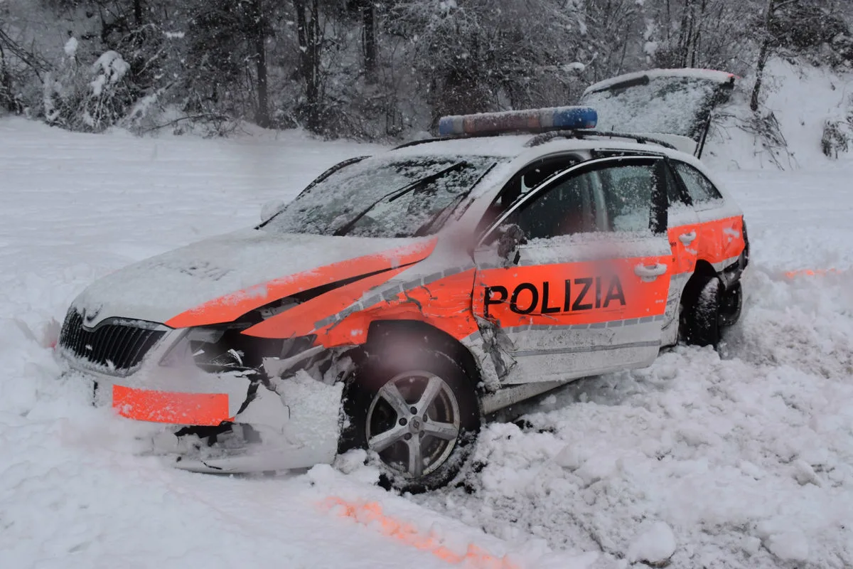 Strada GR  - Heftige Streifkollision auf schneebedeckter Fahrbahn mit Polizeiauto