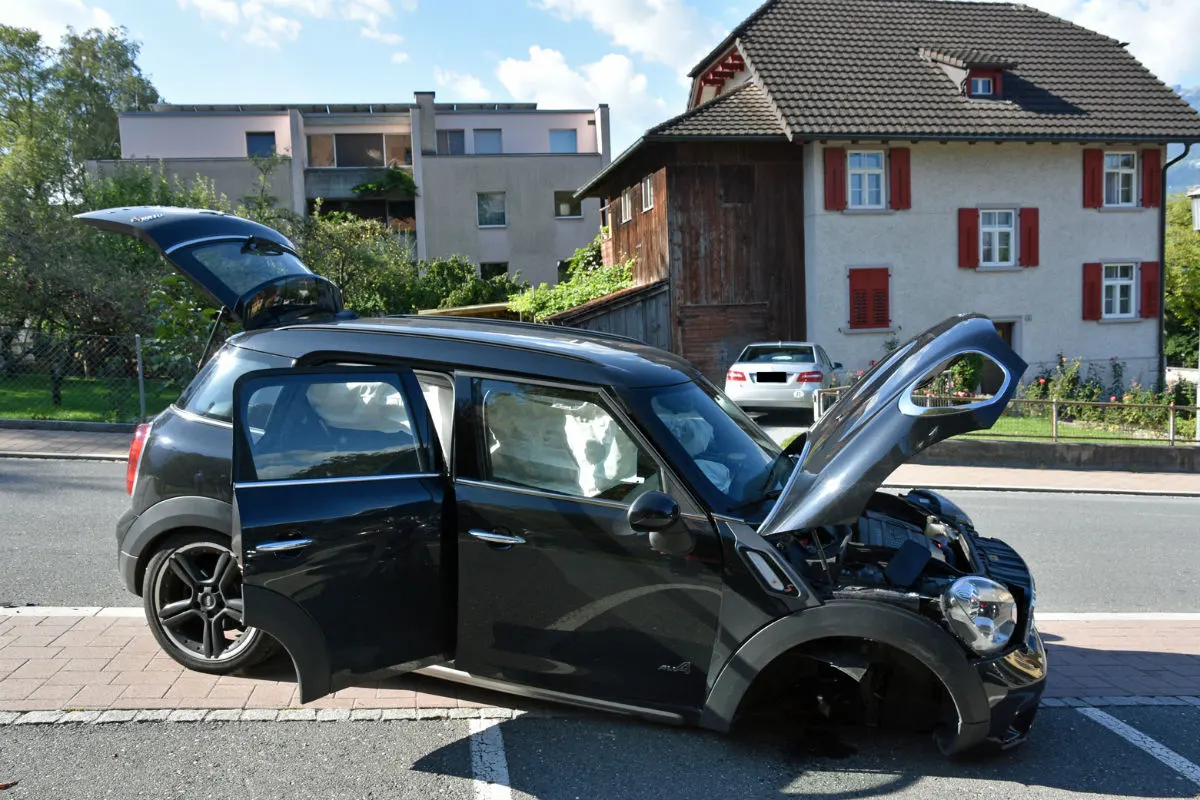 Schaan FL - Fahrbahnverengung übersehen
