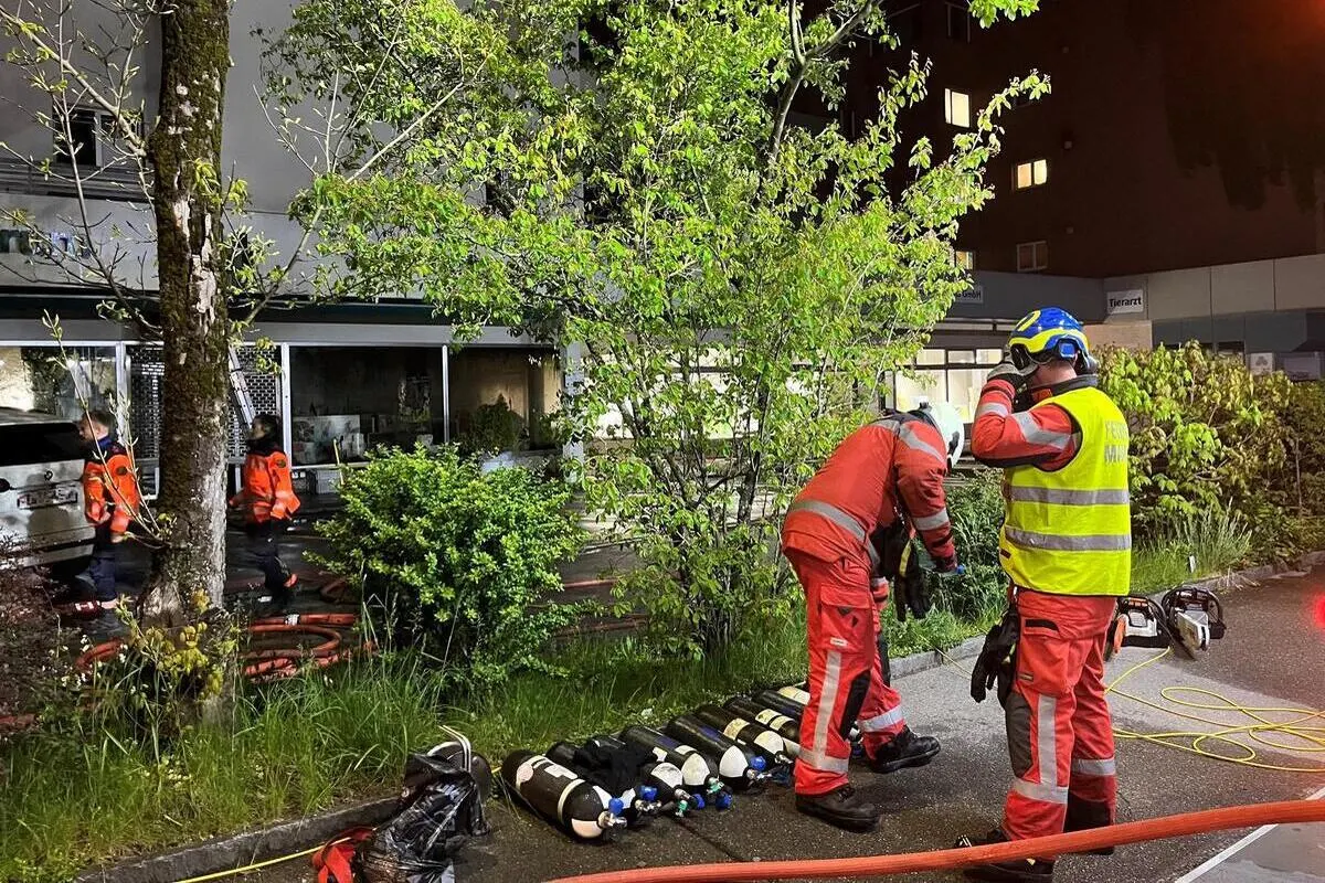 Dietlikon ZH - Bahnhofstrasse wegen Brand gesperrt