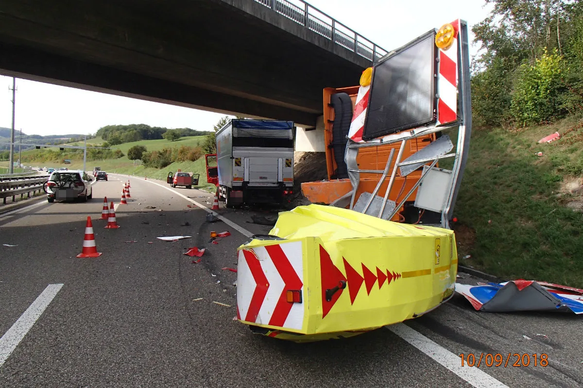 A3/Effingen AG - Lastwagen prallt in Unterhaltsdienst-Fahrzeug