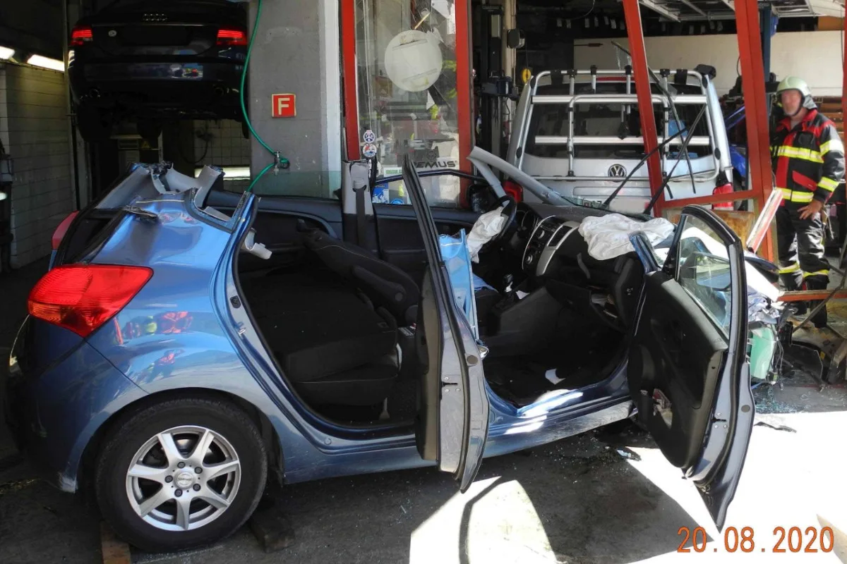 Tragischer Unfall in Steinerberg SZ - Mann musste von der Feuerwehr aus dem Auto geborgen werden