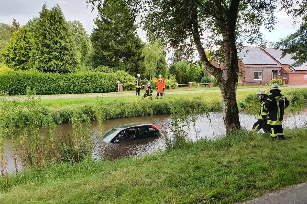 Moormerland - Pkw aus Kanal geborgen