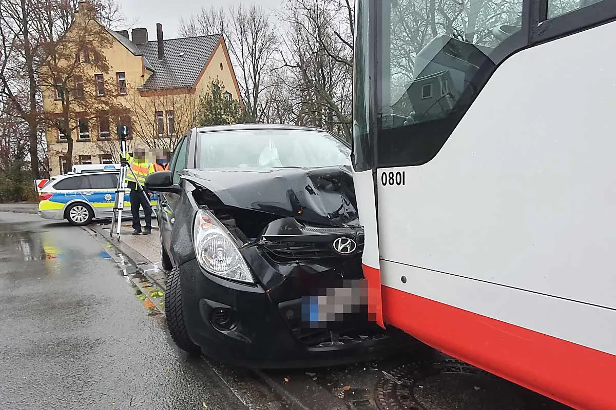 Vier Verletzte in Bochum - Auto kommt von Straße ab und prallt in Linienbus