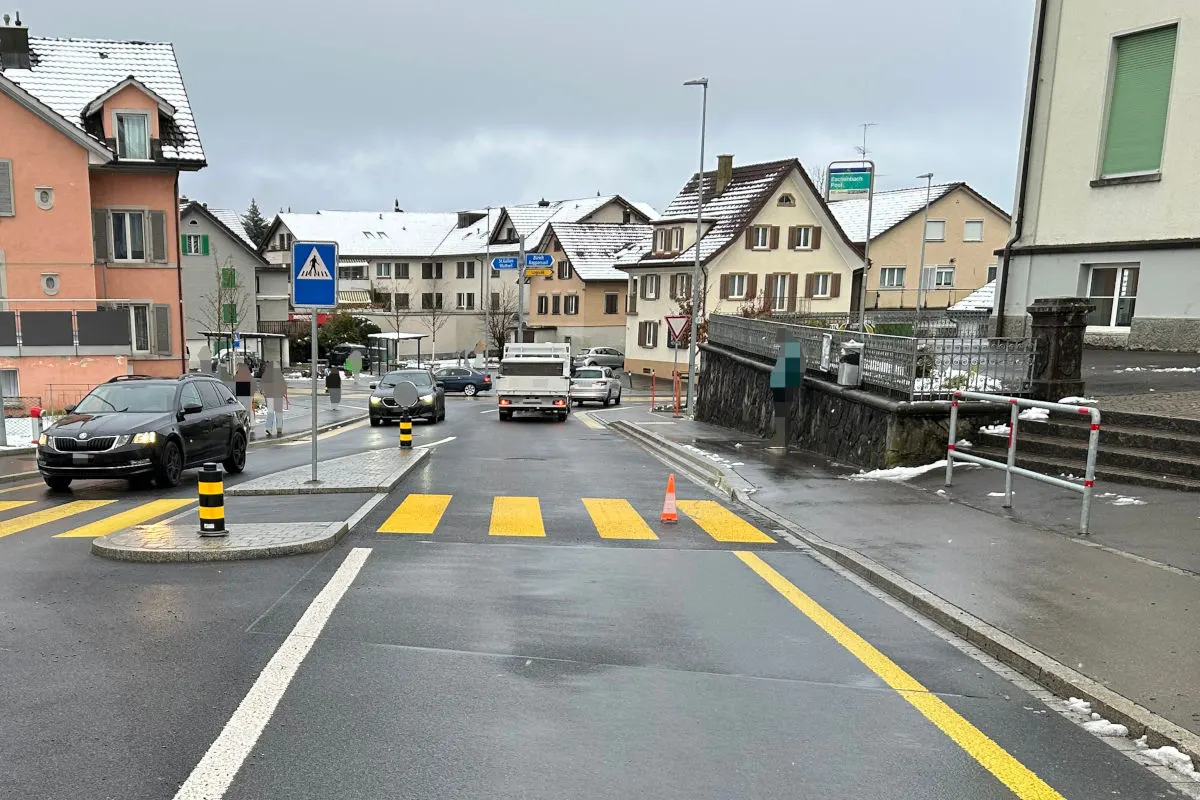 Unfall in Eschenbach SG – Lieferwagen erfasst Kind