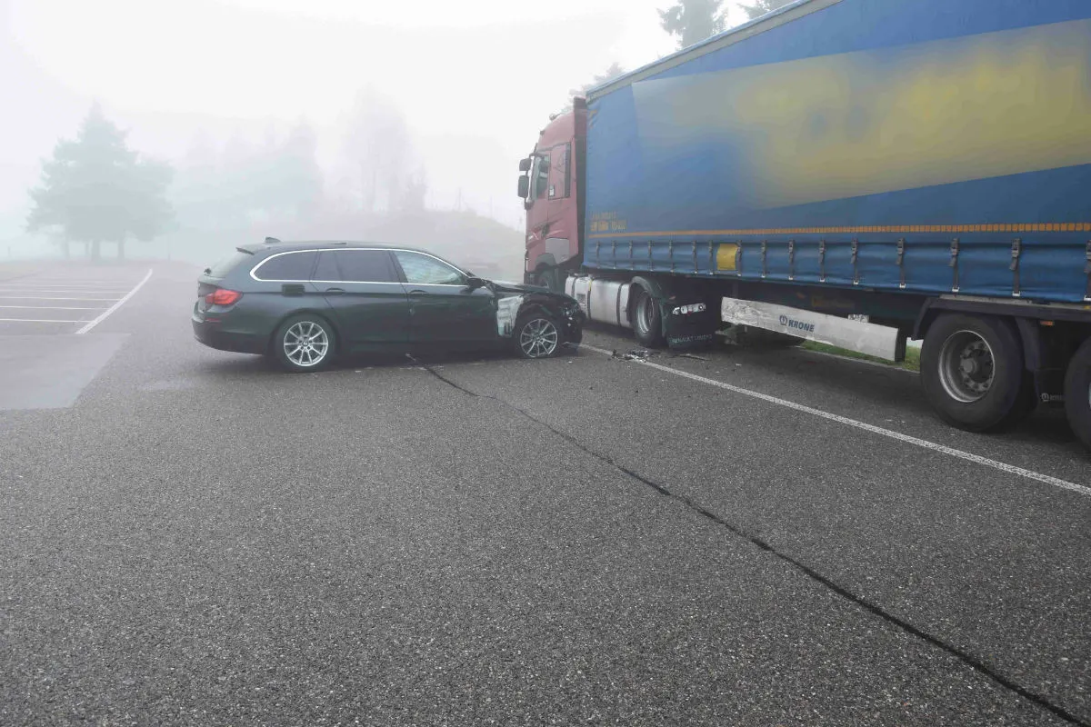 Gossau SG - In parkierten Sattelauflieger geprallt   