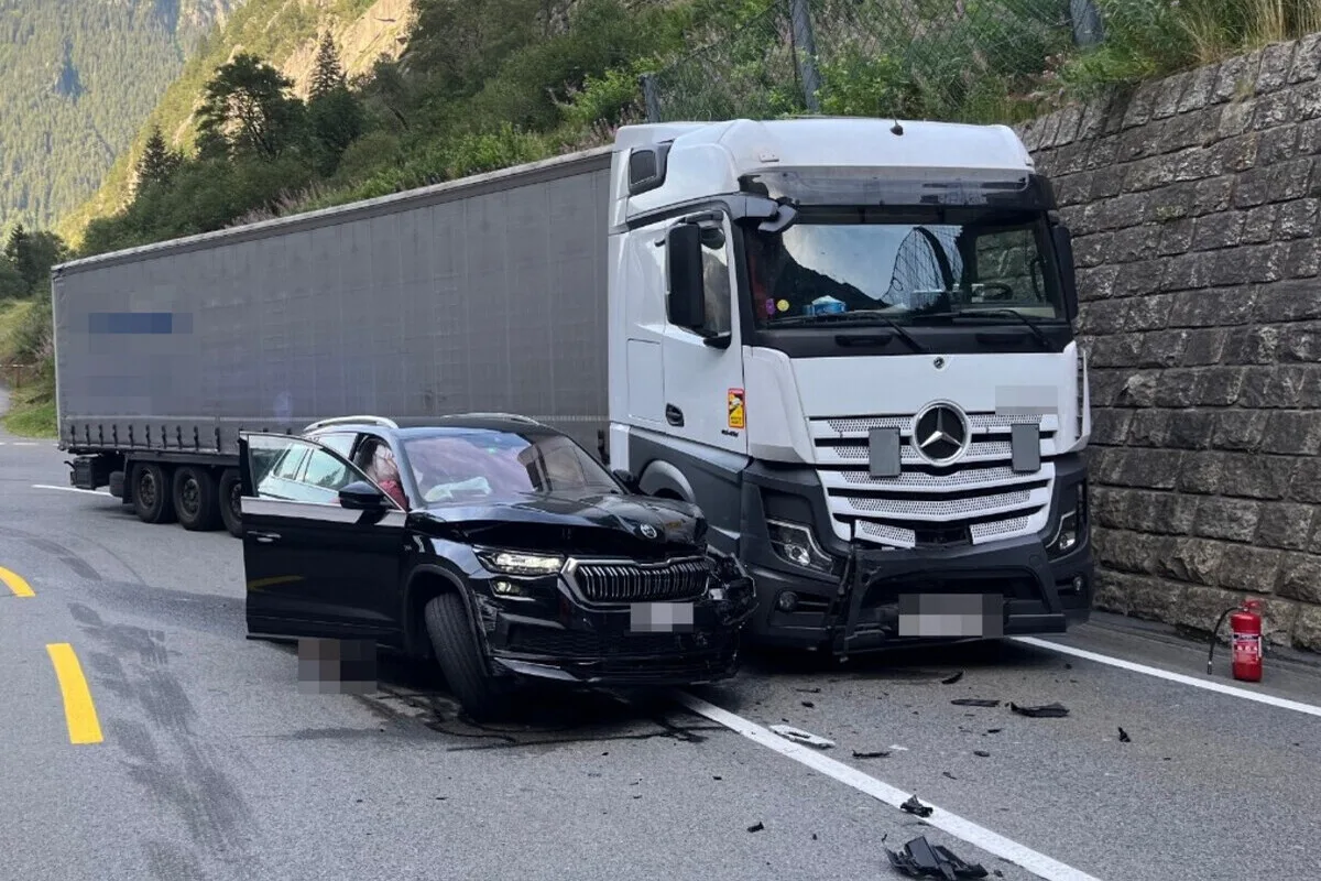 Andermatt UR - Lenker eines Sattelmotorfahrzeuges übersieht Autofahrerin 