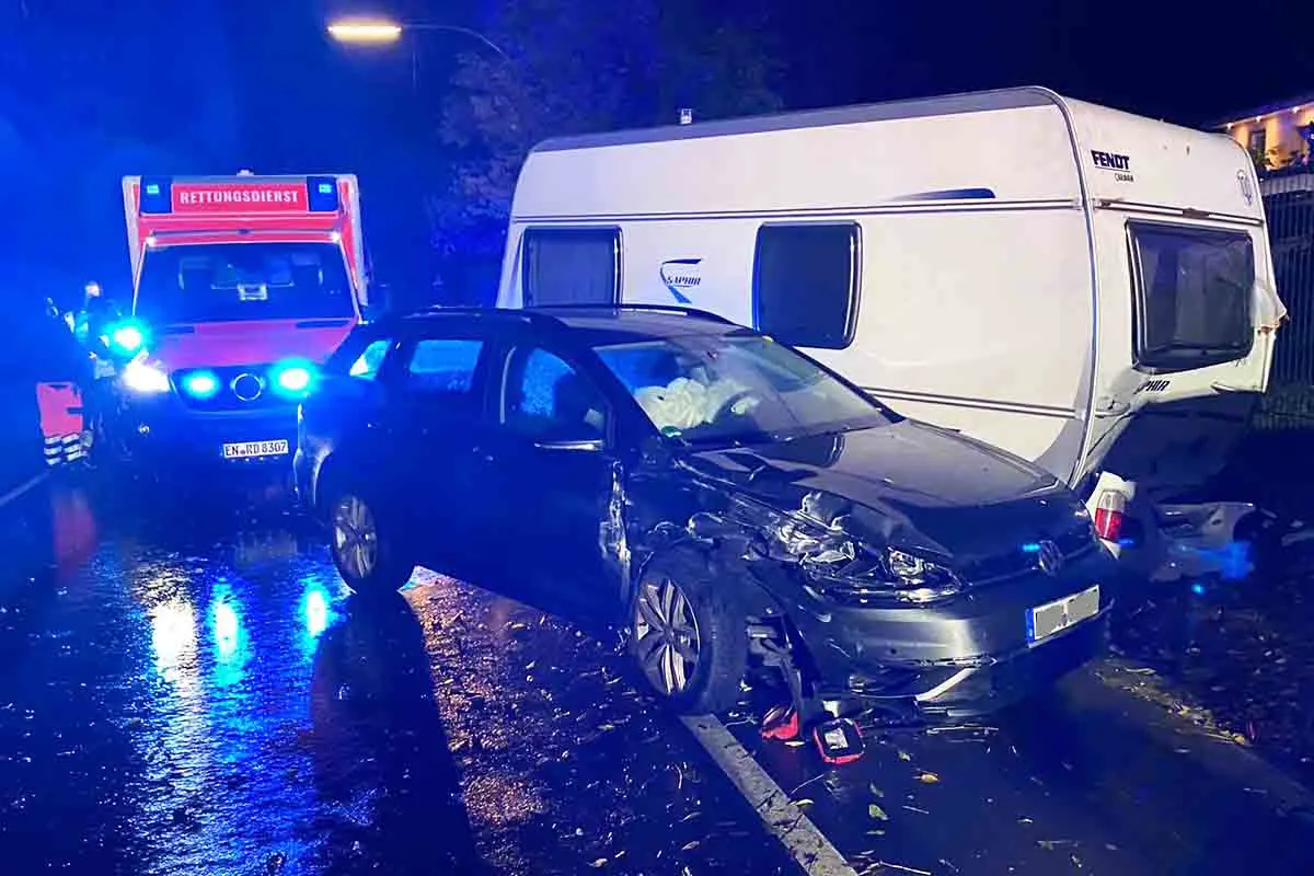 Sprockhövel - PKW kommt von der Fahrbahn ab