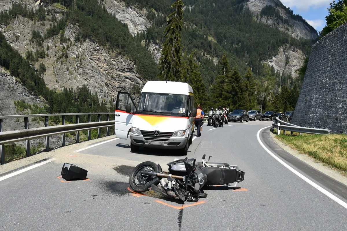 Sils im Domleschg GR -  Motorradfahrer verletzt sich nach Überholmanöver