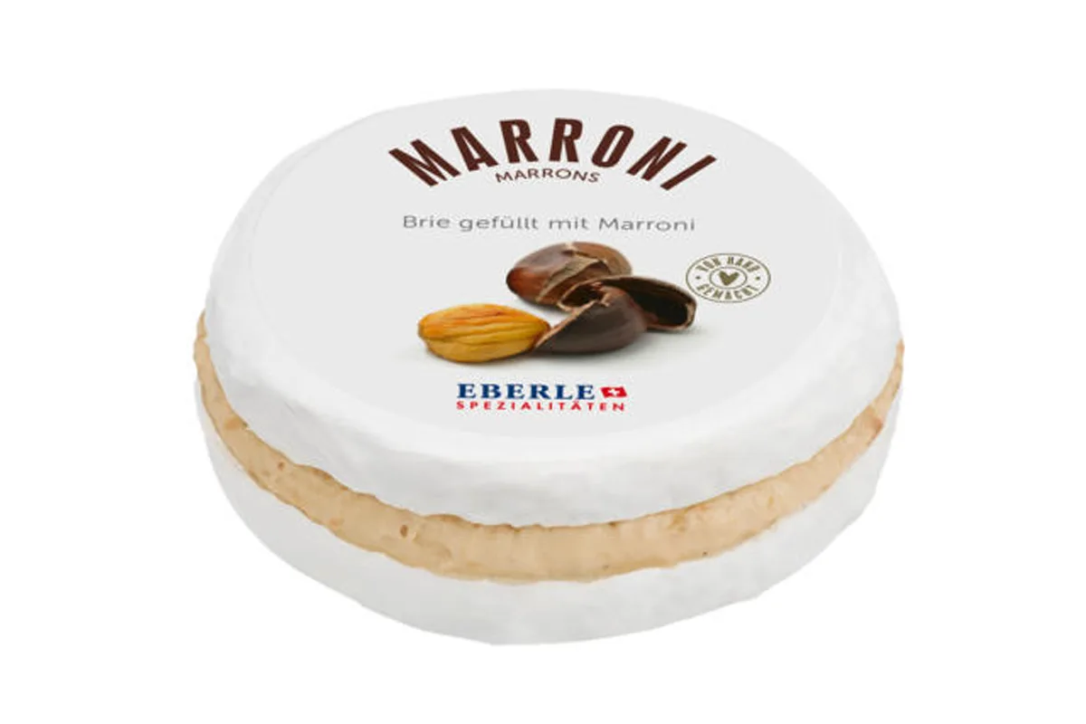 Die Verpackung eines Brie-Käses zeigt die Aufschrift 'Marroni' und 'Eberle Spezialitäten', mit einer Abbildung von Kastanien.