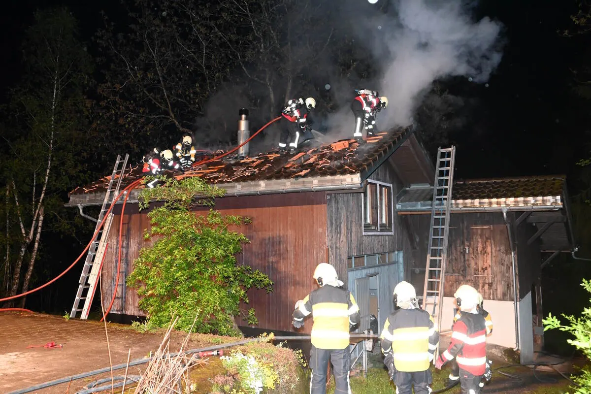 Walenstadtberg SG - Kaminbrand breitet sich auf Dach aus 