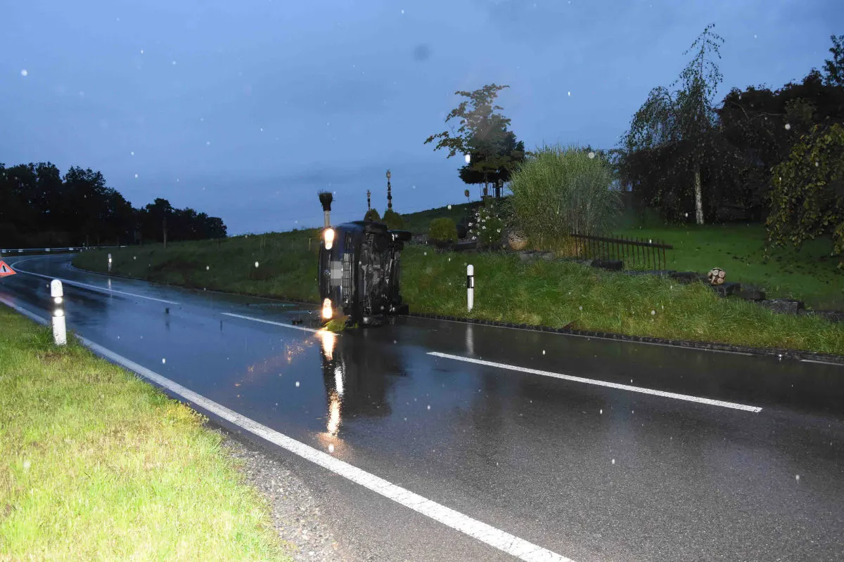 Waldkirch SG - Auto überschlägt sich