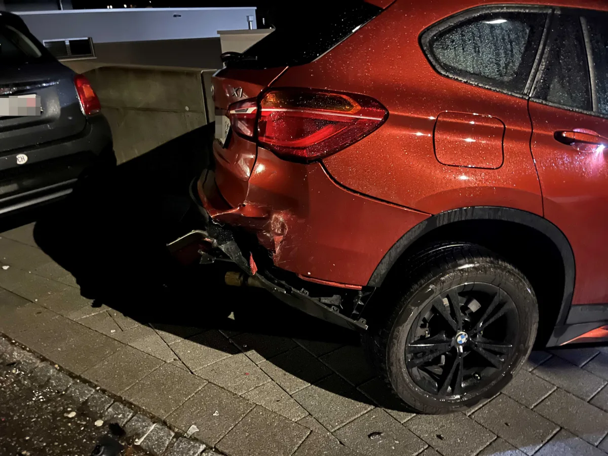 Brittnau AG: Unbekannter Lenker kracht in parkierten BMW und haut ab