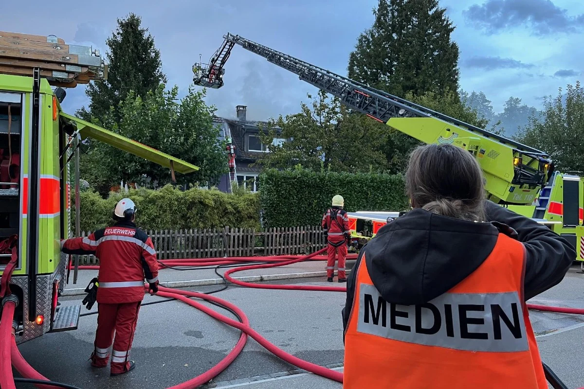 Pfäffikon ZH - Hoher Sachschaden wegen Brand eines Dachstocks