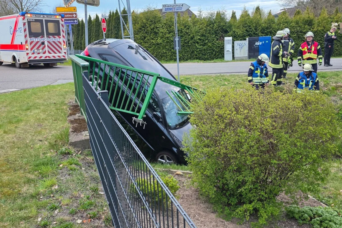Gnarrenburg – Auto stürzt nach Unfall in Kanal