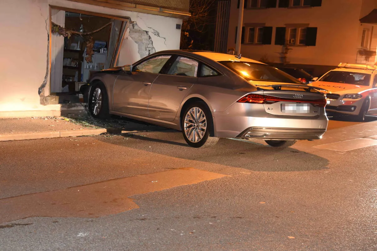 Schwerer Unfall in Thal SG – Fahrunfähig mit Auto in Hauswand geprallt