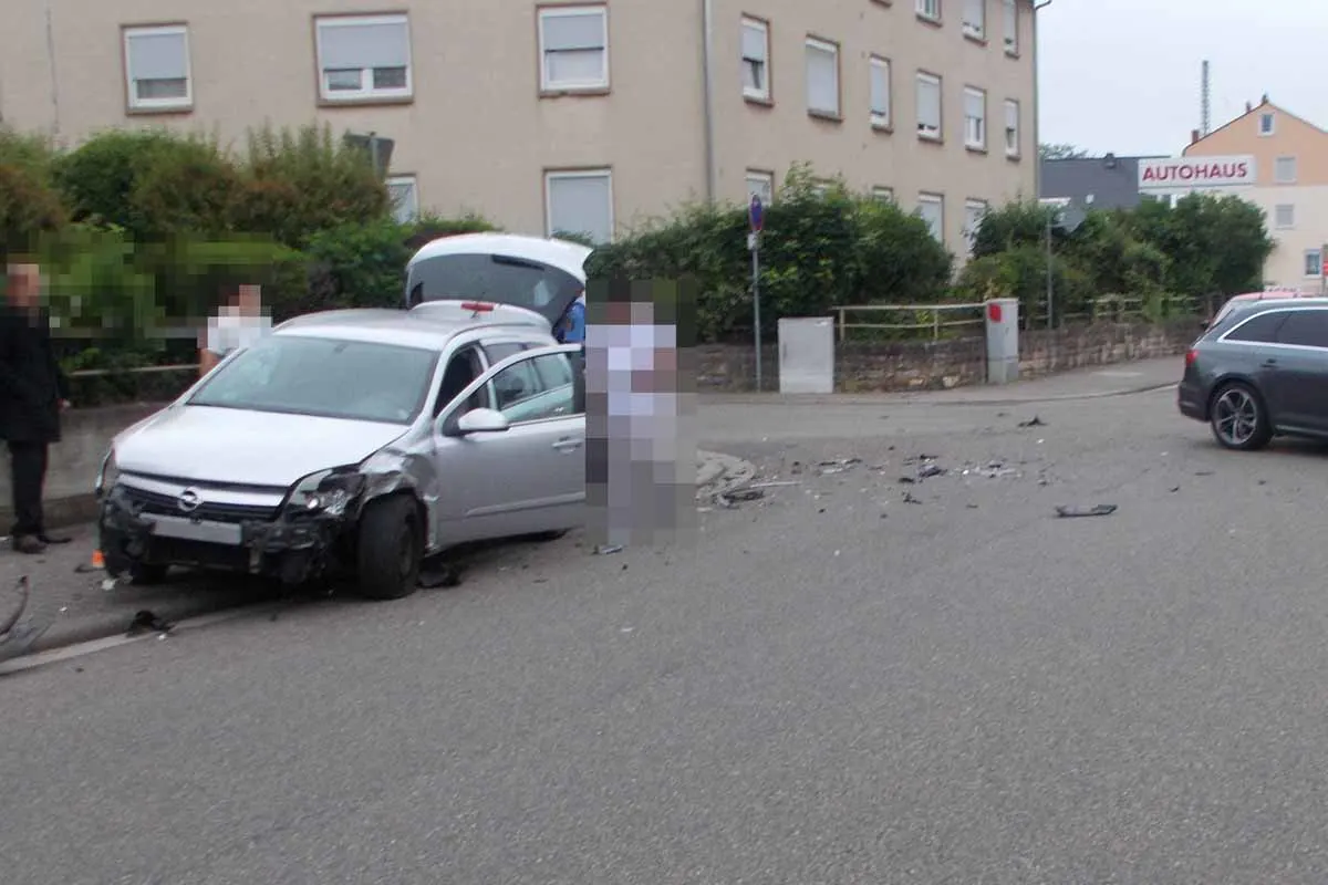 Neustadt an der Weinstraße - Kind auf Bürgersteig von Auto erfasst