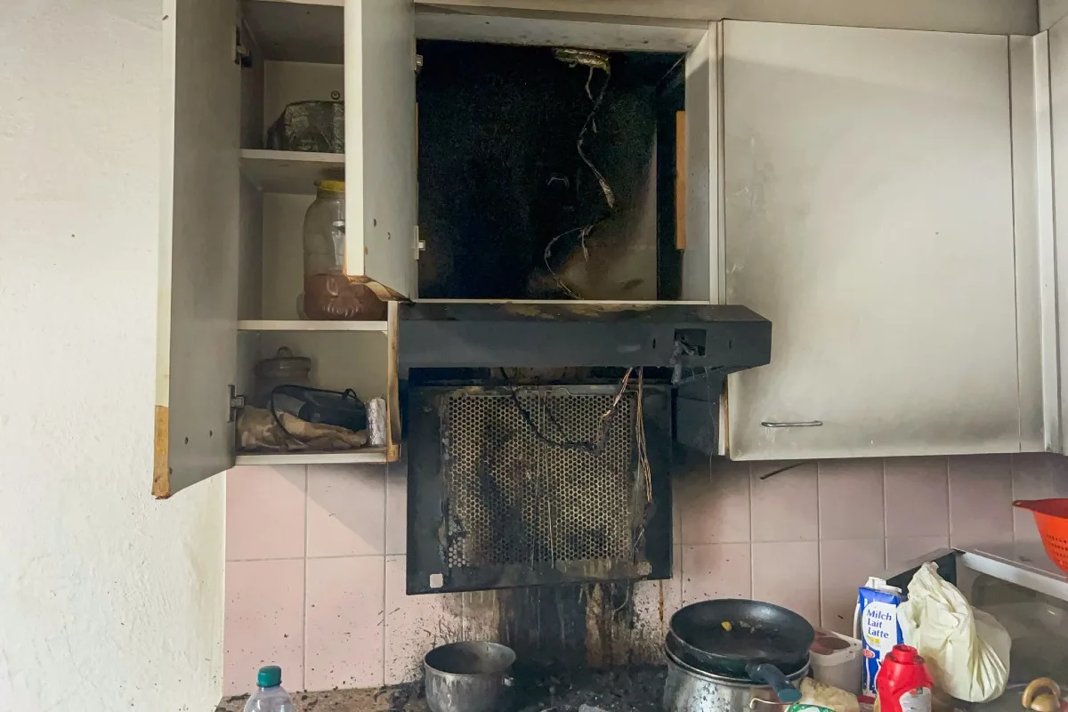 Brand in St. Gallen - Ölbrand versucht mit Wasser zu löschen