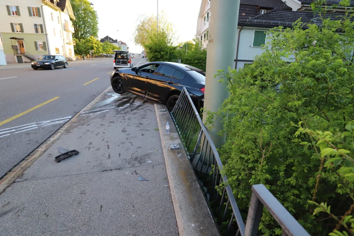 Stadt St. Gallen - Leistungsstarker BMW M6 kollidiert mit Hydranten und Metallzaun