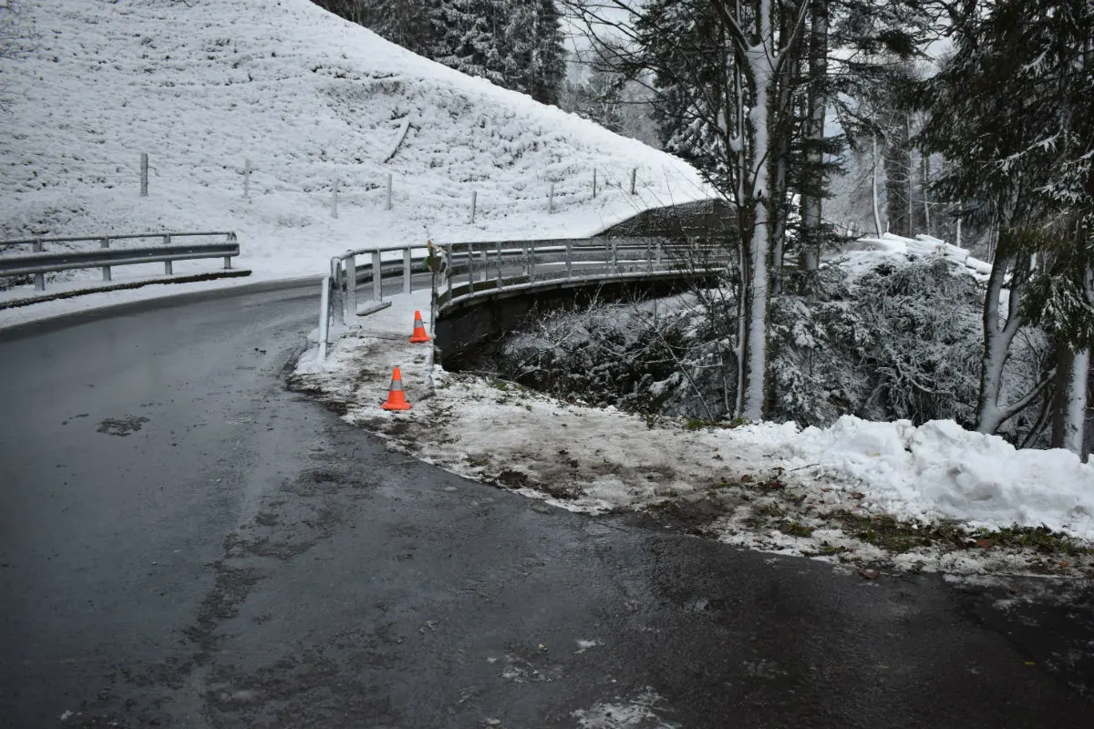Entlebuch LU - Lieferwagen in einer Schlucht gelandet
