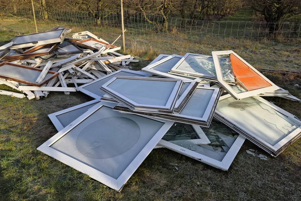 Horneburg – Unbekannte laden alte Fenster in Feldmark ab