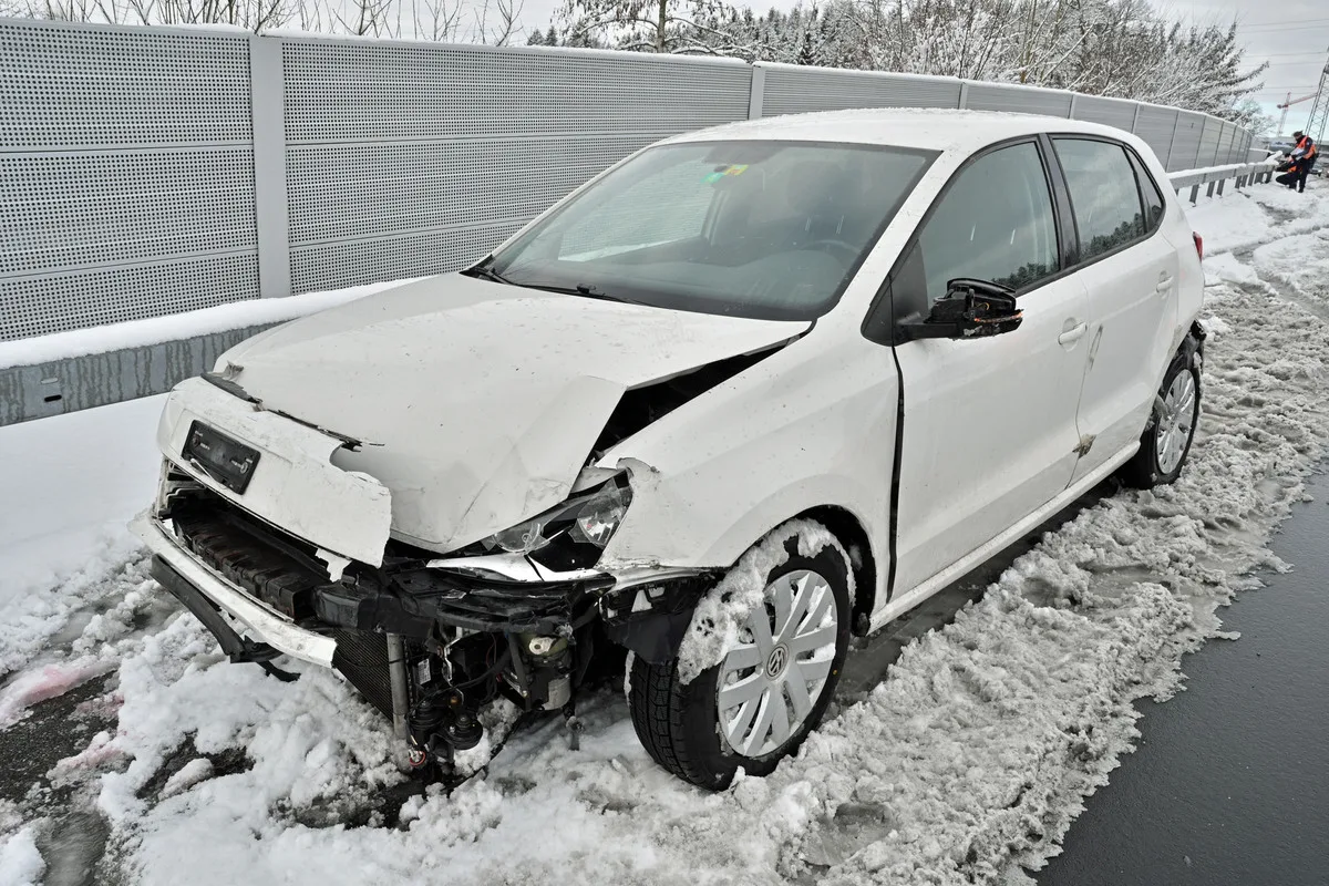 A2 Rothenburg LU – Auto schleudert bei Unfall in Leitplanke