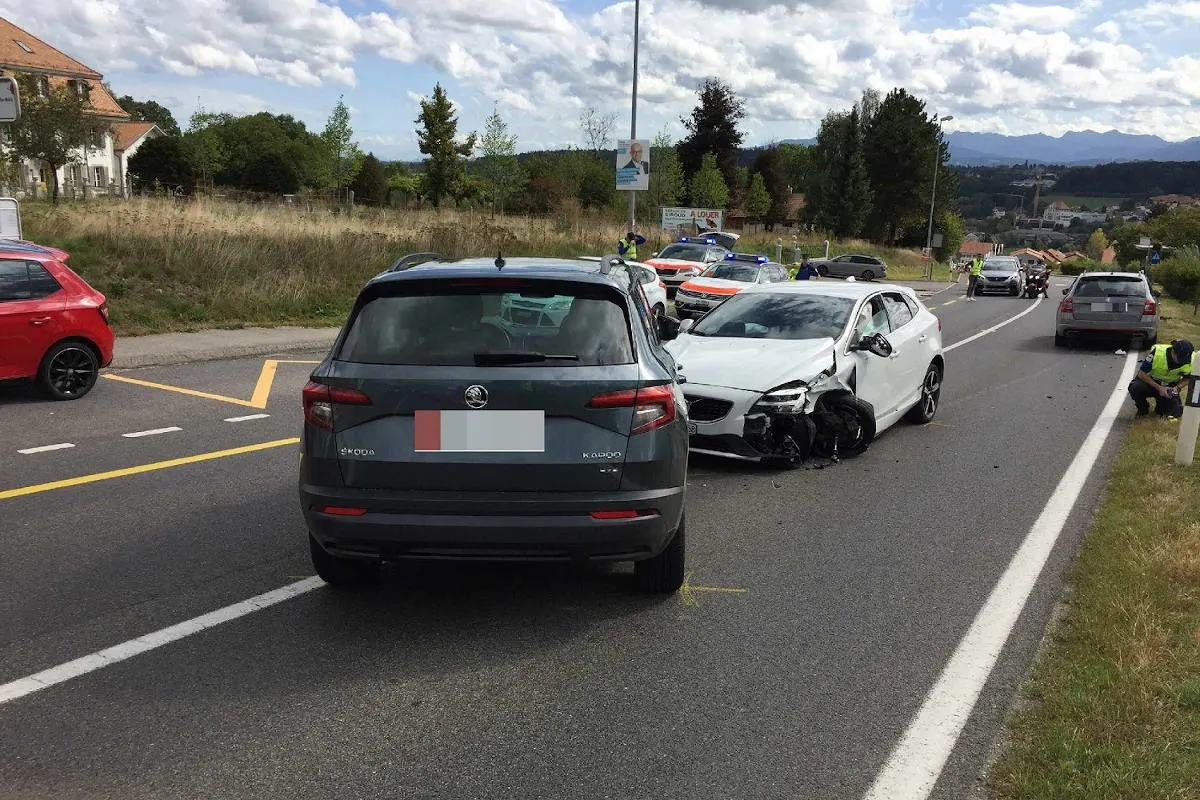 Belfaux FR - Verkehrsunfall mit drei Fahrzeugen