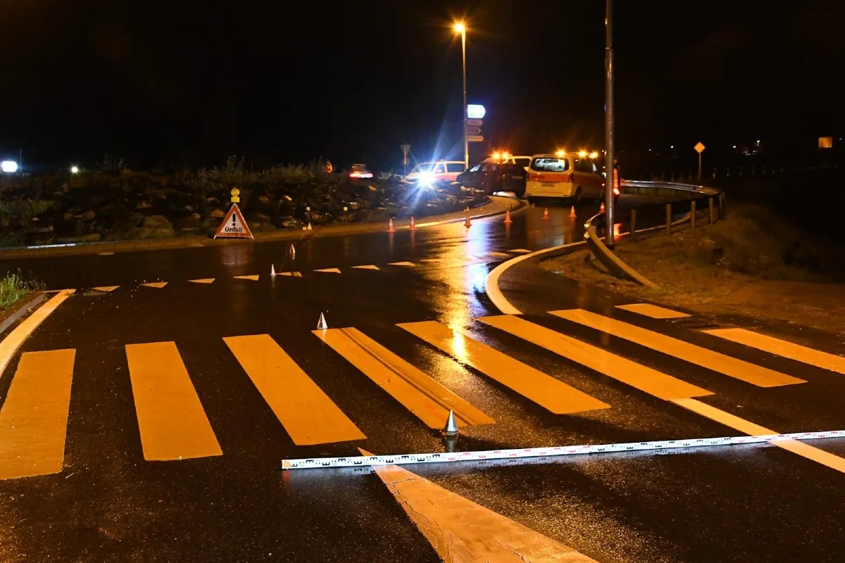 Thusis GR - Polizeipatrouille baut Unfall und fährt in Verkehrskreisel