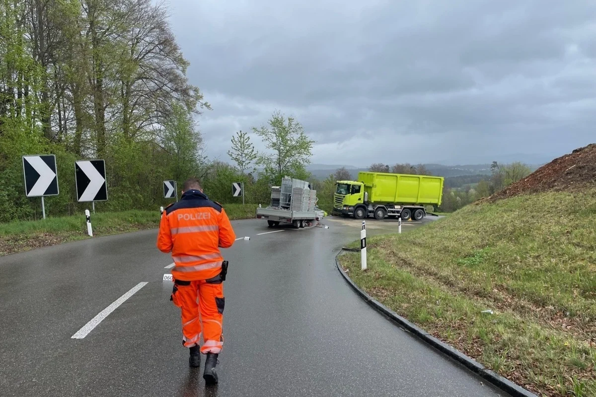 Egg ZH - Rällikerstrasse nach Unfall gesperrt