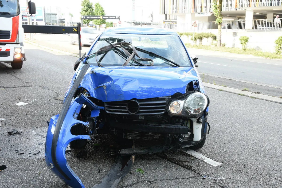 Emmenbrücke LU - Fahrzeuglenker bei Selbstunfall verletzt