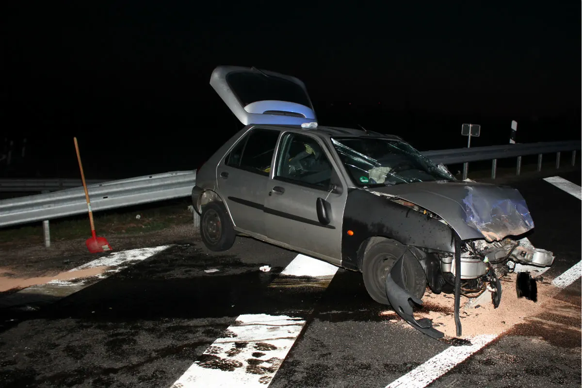 Unfall  infolge Müdigkeit, Fahrzeugführer eingeklemmt