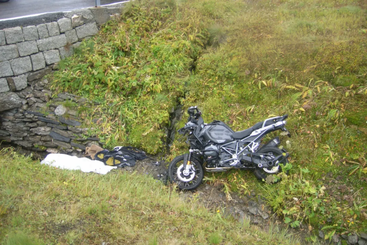 Realp UR - Motorradfahrer landet im Bach