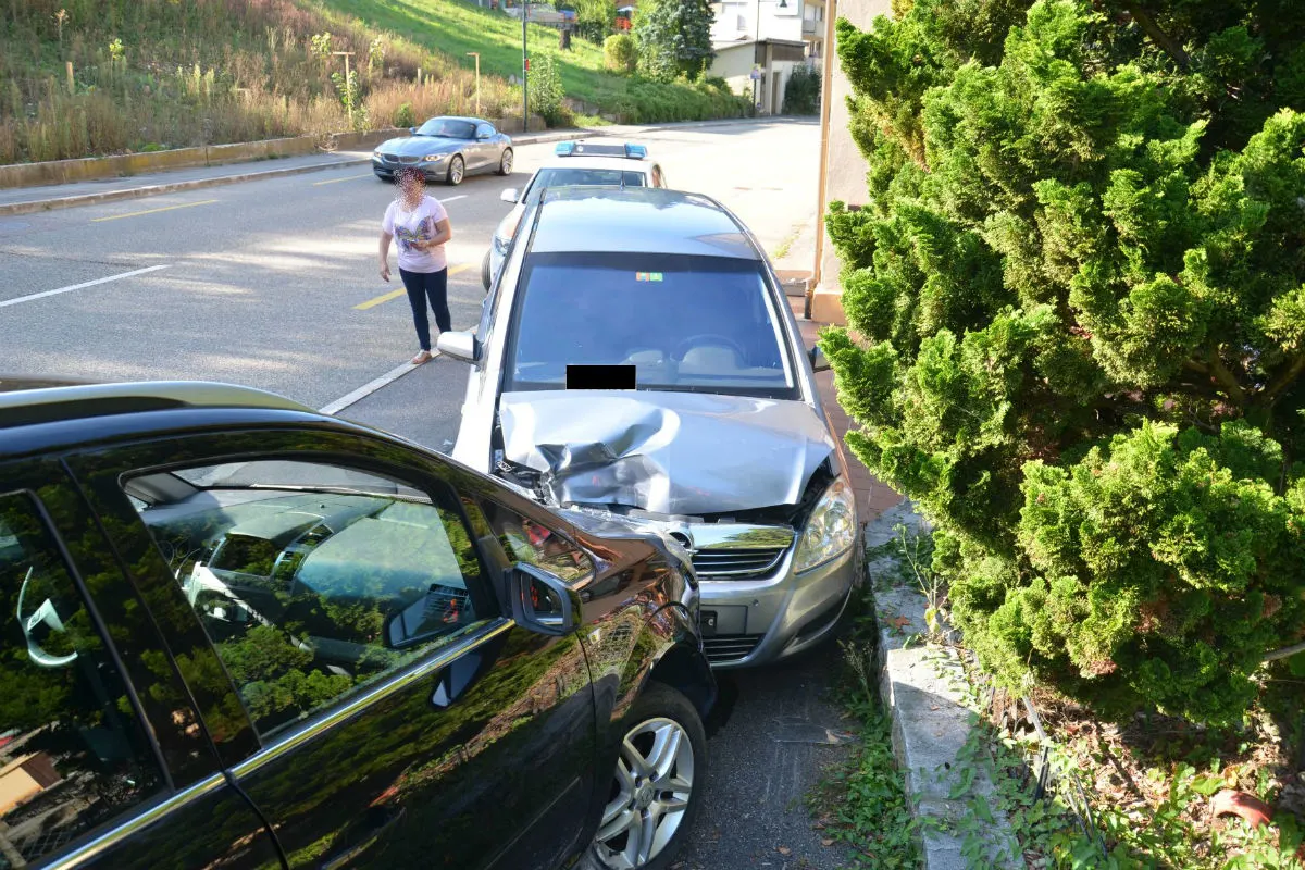 Buckten BL - Autofahrer kracht in parkiertes Auto