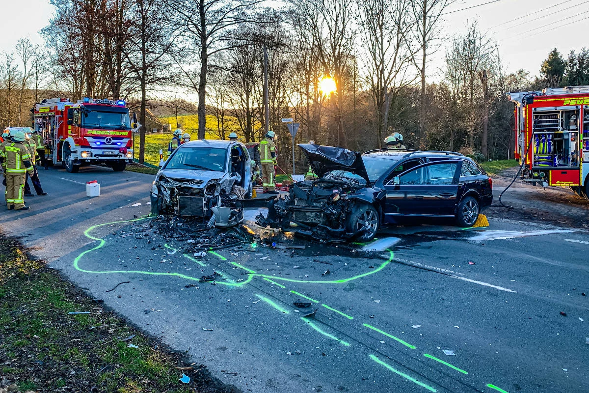 Menden – Schwerer Verkehrsunfall mit fünf Verletzten