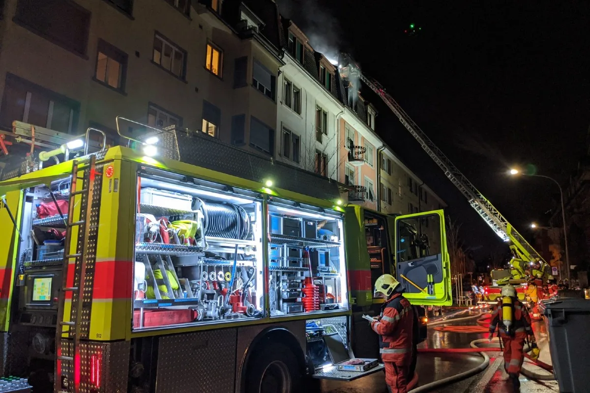 Zürich - Brand in Dachwohnung - drei Personen hospitalisiert