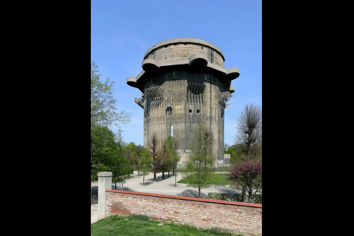 Wien - Auf gesperrten Flakturm im Augarten geklettert