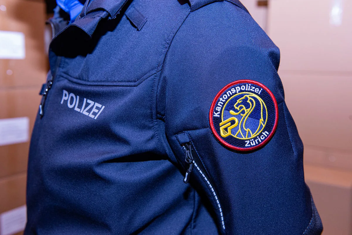 Kantonspolizei Zürich - Neue Polizeiuniform wird ausgeliefert