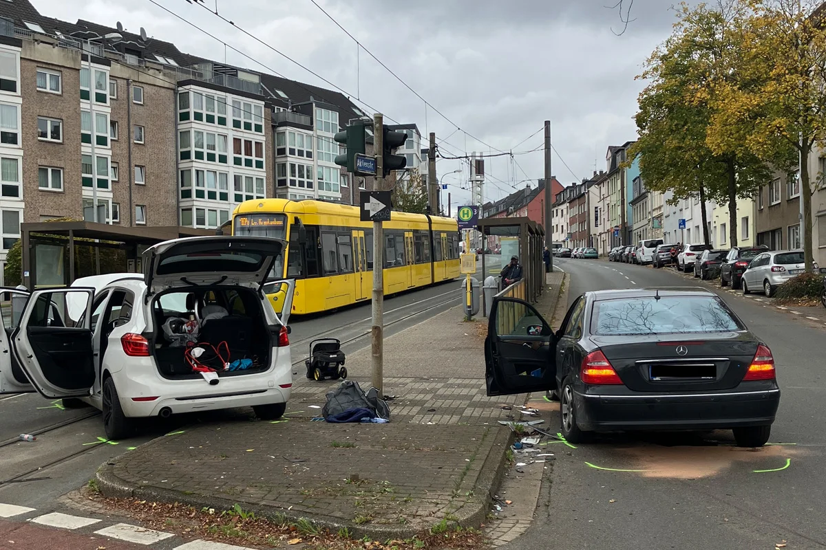 Mülheim an der Ruhr NW – Drei Verletzte bei Unfall von zwei Pkw