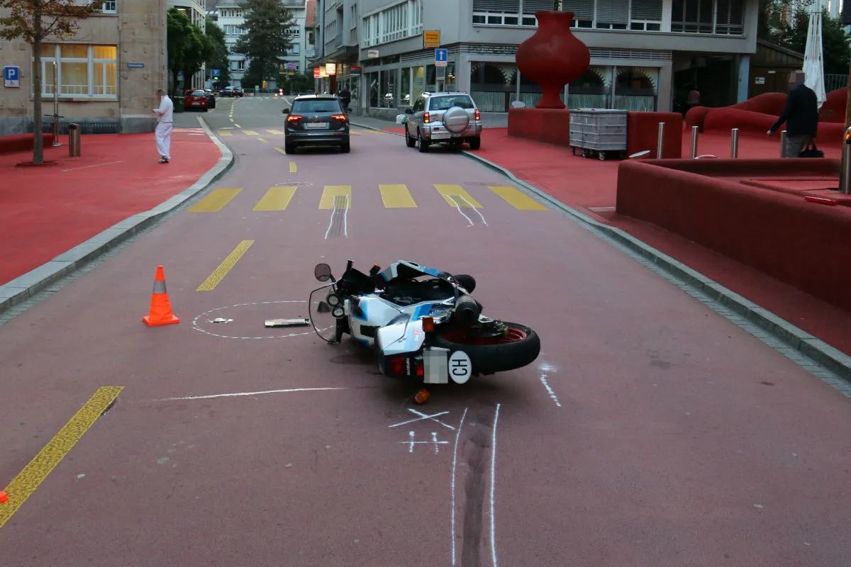 St. Gallen SG - Motorradfahrer bremst zu spät