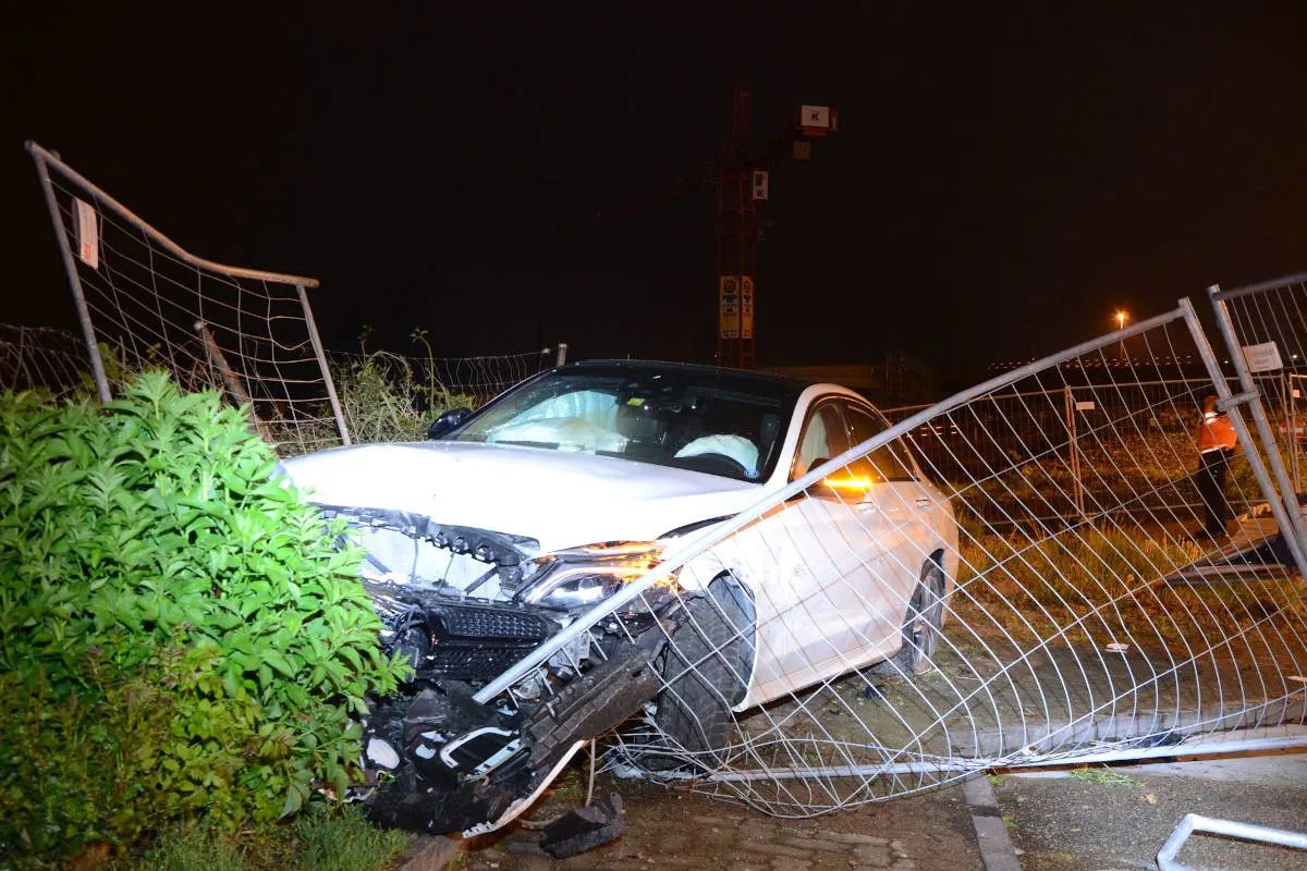 A2 Pratteln BL – Betrunken in Baustellenzaun gekracht