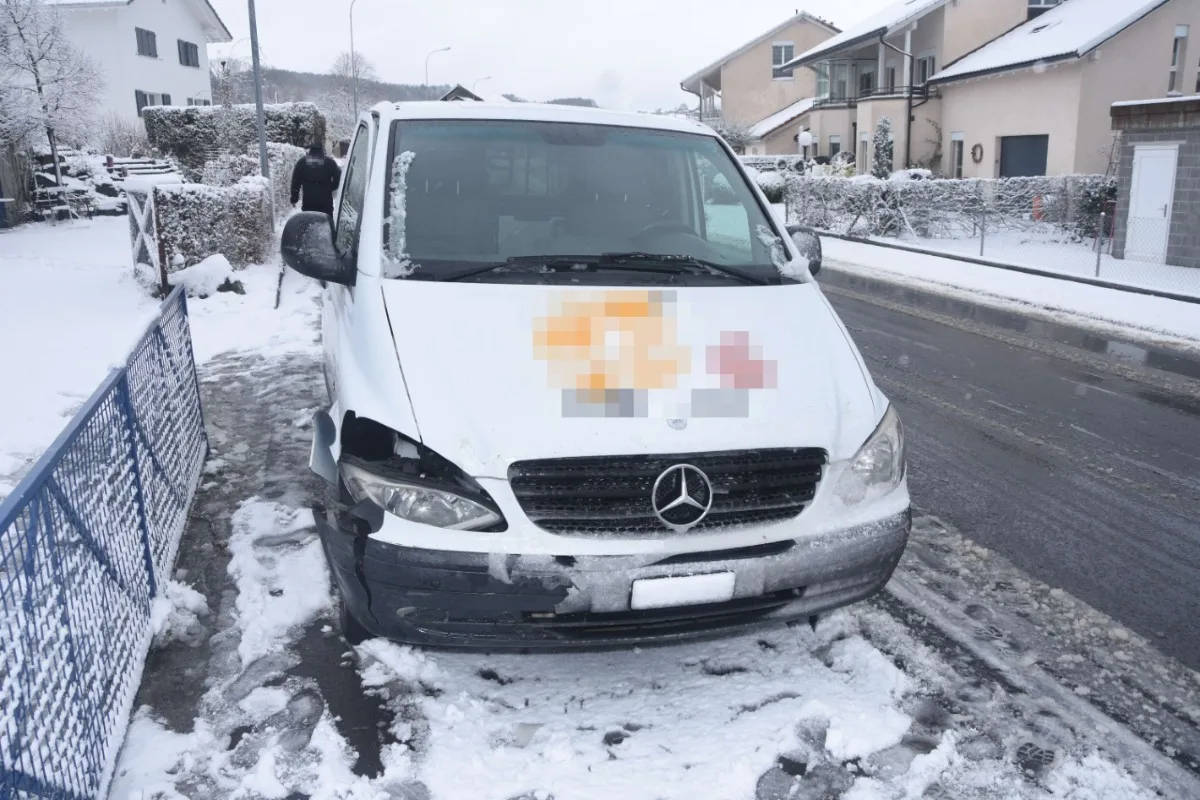 Rossrüti SG -  Lieferwagen kommt ins Rutschen und prallt in Mauer