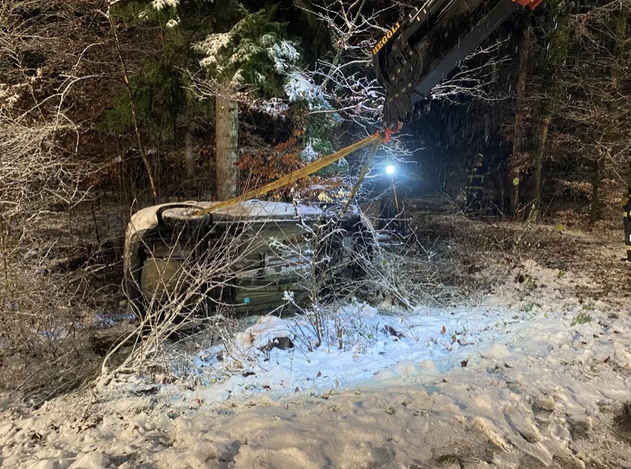 Unfall im Schnee in Dörflingen SH - Die Lenkerin wurde von einem anderen Fahrzeuglenker befreit